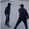 «Замахивается на прохожих»: в Красноярске проверяют провокационные ролики блогера (видео)