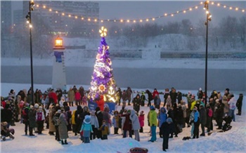 «Как в сказке!»: на красноярском «Острове» появилась новогодняя елка