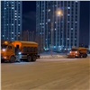 «Ситуация стабильная»: в Красноярске дороги обработали противогололедными материалами (видео)