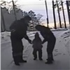 В Красноярском крае полицейские спасли замерзающую на сельской дороге 4-летнюю девочку (видео) 