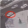 Двое детей выпали из машины во время движения по кольцу в Красноярске (видео)
