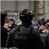 В Красноярске силовики вручили повестки в военкомат сотрудникам сортировочного центра (видео)