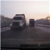«Мы чуть жизни не лишились»: в Кузбассе Mazda чудом проскочила между двумя фурами (видео)