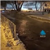 На Менжинского в Красноярске прорвало трубу: дорогу затопило, дома остались без воды (видео)