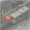 В Красноярске на ходу загорелся автобус с пассажирами (видео)