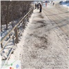 «Мороз жмёт, соль сейчас не работает»: скользкие улицы Красноярска засыпают песком 