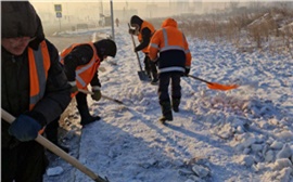 Дорожники объяснили красноярцам, почему не могут очистить тротуары ото льда