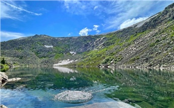 Атласное озеро, скалы-останцы и гигантские «чемоданы»: короткое путешествие по Кутурчинскому белогорью