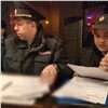 В Ачинске полицейские вынесли весь алкоголь из торговавшего без лицензии бара (видео)