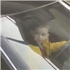 В Красноярске отец пустил за руль «Мерседеса» своего малолетнего сына и попался полиции (видео)