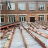 В Ужурском районе ветром сорвало отремонтированную крышу школы (видео)