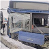 В Норильске автобус на полном ходу въехал в ограждение. Водитель погиб