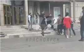 Посетители бара «Чё почём» устроили массовую драку в центре Красноярска (видео)