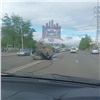 На правобережье Красноярска после столкновения трех авто перевернулась иномарка