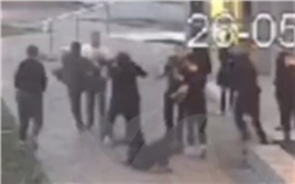 Полиция выясняет обстоятельства массовой драки у бара в Красноярске (видео)