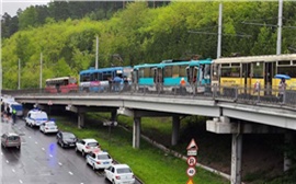 В Кемерове из трамвая на ходу под колеса машин выпали пассажиры (видео)