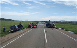 Водитель УАЗа устроил смертельную аварию на трассе в Красноярском крае (видео)