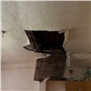 После обрушения потолка в аварийном общежитии в Красноярске возбудили уголовное дело (видео)