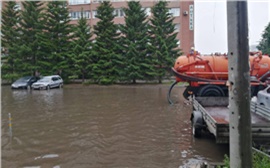 «Откачали две тысячи кубометров воды»: Красноярск продолжает топить 