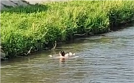 В центре Красноярска голая женщина искупалась в реке Каче (видео)