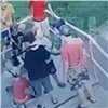 В Красноярске «дети мигрантов» поставили на колени двух мальчиков и заставили извиняться на камеру (видео)