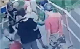В Красноярске «дети мигрантов» поставили на колени двух мальчиков и заставили извиняться на камеру (видео)