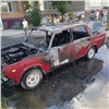 В Назарове из-за замыкания электропроводки во дворе загорелся ВАЗ (видео)