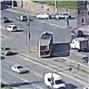 В Красноярске трамвай сошел с рельсов на улице Матросова (видео)