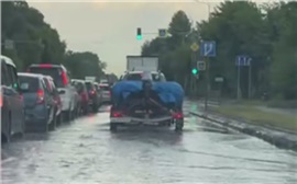«Лучше ситуация не становится»: Красноярск вновь затопило после дневного ливня (видео)
