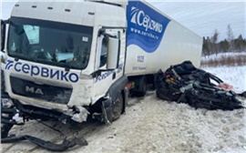 Двое взрослых и ребенок погибли в столкновении легковушки с фурой в Красноярском крае 