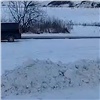 «Снежную разметку» против дрифтеров сделали на парковке красноярского озеро-парка Октябрьский (видео)