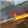 Лесным пожарным в Енисейском районе потребовался катер на воздушной подушке для тушения горящей травы