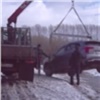 В Красноярском крае инспекторы ДПС помогли водителю вытащить машину из кювета (видео)