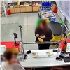 Жительница Назарова по указке мошенников пыталась ограбить заправку, угрожая муляжом бомбы (видео)