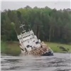 В Красноярском крае в реку Енисей попало дизтопливо с получившего пробоину теплохода (видео)