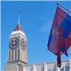 Главные городские часы поздравляют красноярцев с Днем России (видео)