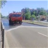 В жару улицы Красноярска охлаждают поливальные машины (видео)
