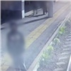 В Красноярске полицейские сняли подростков-зацеперов с электропоезда (видео)