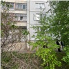 В Красноярске двое мужчин выбросили малознакомую девушку из окна квартиры