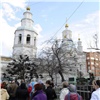 На улице Сурикова на сутки запретят останавливать и парковать машины