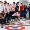 В Красноярске установили рекорд России по одновременной игре в напольный кёрлинг