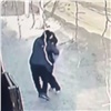 В Кызыле мужчина напал на школьницу с поцелуями (видео)