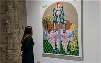 «Наследницы Венер, Вампиреллы и чернокнижники»: как я сходила на смелую выставку придворного художника Азбуниака в Красноярске