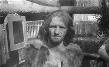 «Жил в чуме с подругой-зечкой, носил шкуры и мечтал уплыть на Ангару»: история сосновоборского отшельника Валеры