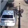 Пожилой красноярец умышленно повредил помешавшую ему машину (видео)