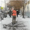 В Красноярске рабочие вручную скалывают лед с тротуаров