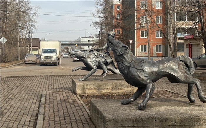 Пни на улицах, прощание со Швыткиным и море тюльпанов: фотоитоги марта в Красноярске