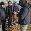 Силовики устроили облаву на мигрантов на ж/д вокзале в Красноярске (видео)