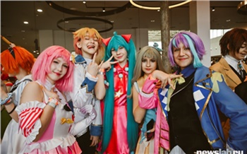 Затяжки на платье, очереди за фото и пластиковые мечи: как косплееры на день захватили красноярский ТРЦ