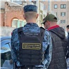 Красноярец запрыгнул на крышу машины в момент ее ареста приставами (видео)